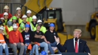 Bảo vệ việc làm cho công nhân Mỹ, ông Trump siết chính sách visa tới hết năm 2020