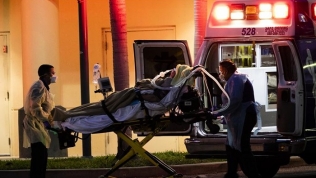 Mỹ: Cứ 1 phút thêm 1 người chết vì Covid-19, nhiều bang tái phong tỏa