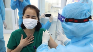 ADB: Chậm trễ triển khai vaccine Covid-19 có thể cản trở tăng trưởng của Việt Nam
