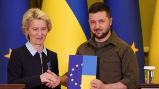 Được EU cấp quy chế ứng viên, Ukraine tuyên bố ‘sẽ đánh bại kẻ thù’