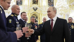Nền kinh tế thời chiến của Nga bùng nổ, ông Putin vẫn đối mặt ‘bộ ba bất khả thi’