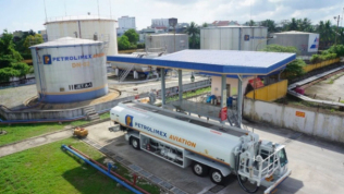 Sản lượng tiêu thụ tháng 8 giảm mạnh, Petrolimex ngừng nhập hàng từ BSR do hết sức chứa