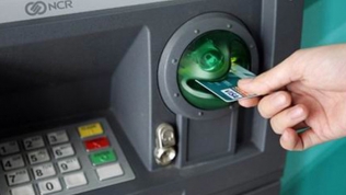 Lượng người dân rút tiền mặt qua ATM giảm mạnh
