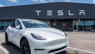 Sau loạt biến cố, Tesla giảm giá trên 'mọi mặt trận'