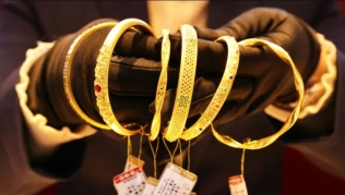 Người dân đổ xô mua vàng bất chấp giá cao và ‘vấn nạn’ gia tăng ở Trung Quốc
