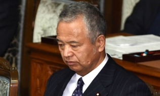 Bộ trưởng kinh tế Nhật tuyên bố từ chức sau bê bối nhận hối lộ