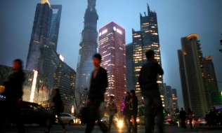 Đồng tệ yếu, Trung Quốc 'hụt chân' trên đường đua vượt kinh tế Mỹ