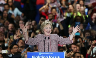 Bà Clinton 'chuẩn bị sẵn pháo hoa ở New York' để ăn mừng thắng cử?