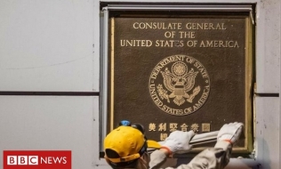 Mỹ gỡ phù hiệu, hạ quốc kỳ tại lãnh sự quán ở Thành Đô