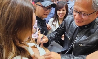 Hình ảnh CEO Nvidia Jensen Huang ký vào ngực áo fan nữ gây tranh cãi