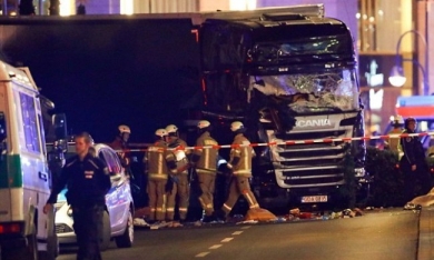 Xe tải lao vào phiên chợ Giáng sinh ở Đức, gợi nhớ vụ khủng bố ở Nice