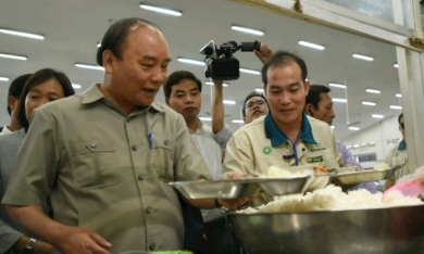 Thủ tướng thăm khu công nghiệp Biên Hòa 2, ăn cơm chiều với công nhân