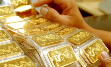 Lãi suất ngân hàng tăng mạnh tạo áp lực mới cho người giữ vàng