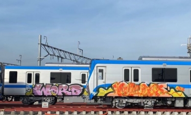 TP. HCM: 2 đoàn tàu metro số 1 chưa chạy thử đã bị vẽ bậy