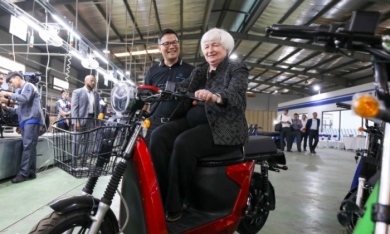 Bộ trưởng Tài chính Mỹ Janet Yellen lái xe máy điện của start-up Việt