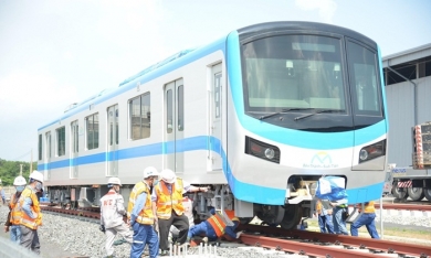 Lắp đặt các đoàn tàu tuyến metro số 1 Bến Thành – Suối Tiên lên đường ray