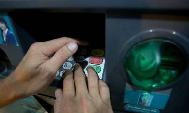 Cô gái cùng đồng phạm xâm nhập hàng loạt tài khoản thẻ ATM