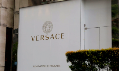 Bloomberg: Michael Kors tiến gần thỏa thuận 2 tỷ USD mua Versace