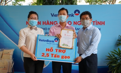 ‘Ngân hàng gạo nghĩa tình’ của VietinBank đến với người nghèo TP. HCM