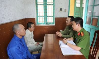 Nhóm người Trung Quốc cấu kết với người Việt trộm thông tin thẻ ngân hàng, rút 300.000 USD