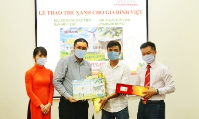 HDBank trao ‘Thẻ xanh cho gia đình Việt’ cho khách hàng đầu tiên