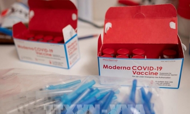 Giải pháp nào khi nguồn cung vaccine Moderna tại TP. HCM bị 'đứt đoạn'? ​