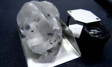 Thêm một viên kim cương trắng khổng lồ quý hiếm được tìm thấy tại Nam Phi