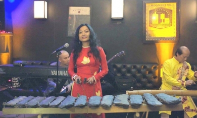 Nữ doanh nhân Việt Nam gây sửng sốt khi biểu diễn đàn đá ở Mỹ