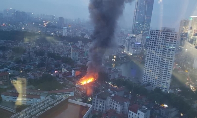 Hà Nội: Hàng loạt ngôi nhà ở Đê La Thành cháy lớn