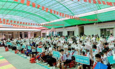 CapitaLand hỗ trợ dụng cụ học tập cho 1.400 học sinh Việt Nam