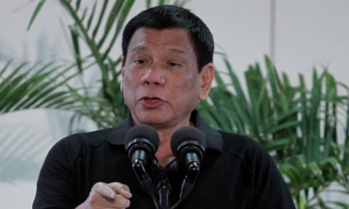 Tổng thống Philippines ví mình như Hitler, dọa lột da quan tham nhũng