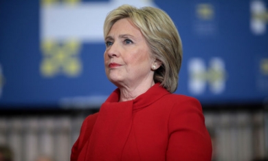 FBI bất ngờ tuyên bố điều tra bà Clinton khi bầu cử Mỹ chỉ còn 10 ngày