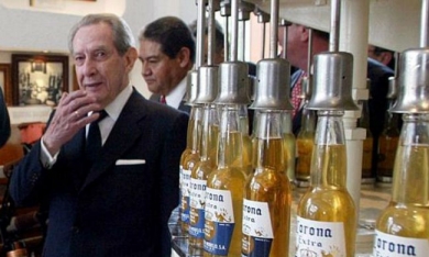 Ông chủ hãng bia Corona qua đời, tặng cho dân làng gần 60 tỷ đồng/người