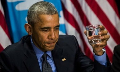 Tổng thống Obama uống nước lọc tại thành phố nhiễm độc chì