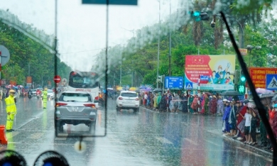 Hàng nghìn người dân Hải Phòng đội mưa tiễn đưa Phó Thủ tướng Lê Văn Thành