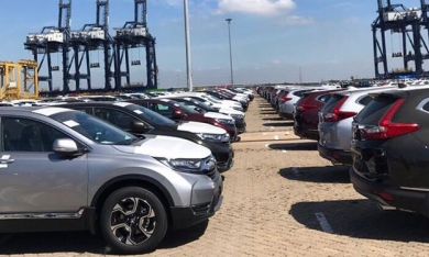 Hàng nghìn ô tô xếp hàng tại cảng chờ thông quan trước Tết