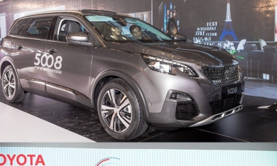 'Làn gió mới' Peugeot 5008 có 'hạ' được Toyota Fortuner?