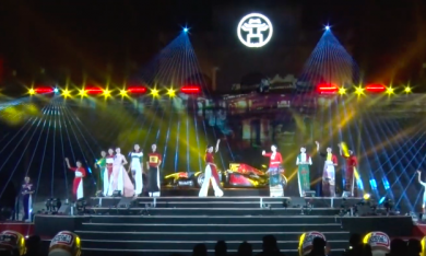 ‘Bữa tiệc’ ánh sáng chào đón siêu xe đua F1 tại Hà Nội