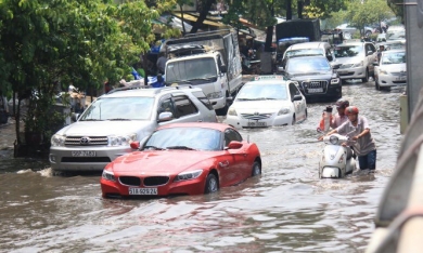 Kinh nghiệm lái xe mùa mưa và cách xử lý khi ô tô bị ngập nước