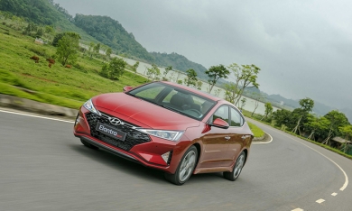 'Phả hơi nóng' lên Honda Civic, Hyundai Elantra 2019 có giá từ 580 triệu đồng