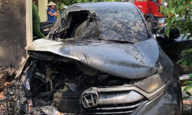 Người dùng hoang mang khi Honda CR-V đậu dưới trời nắng bất ngờ bốc cháy