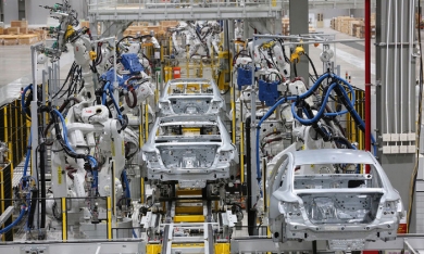 Nhà máy 3 tỷ USD lơ thơ mấy người: Hàng ngàn robot lắp ráp ô tô tự động