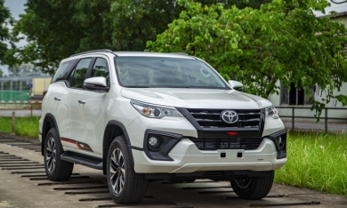 Giá xe Toyota Hilux mới nhất tháng 9: Fortuner bản 2.7 4x2 AT TRD giá từ 1,2 tỷ đồng