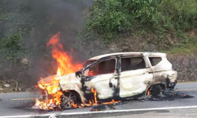 Mitsubishi Xpander bất ngờ bốc cháy khi đang chạy trên đường