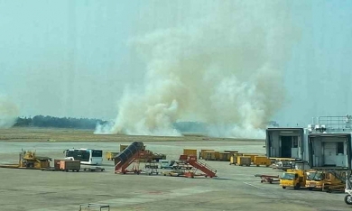 Máy bay Vietnam Airlines nổ lốp, bốc khói nghi ngút tại sân bay Tân Sơn Nhất