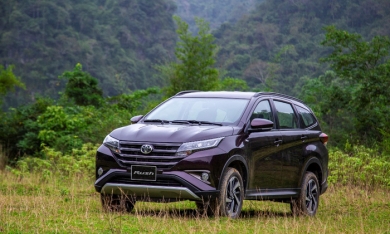 Doanh số ‘bết bát’, Toyota Việt Nam hạ giá bán Toyota Rush
