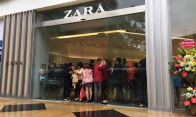 Zara Hà Nội ngày đầu khai trương: Mặc trời mưa vẫn đông khách