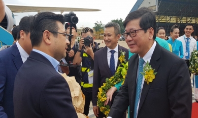 Tổng giám đốc LIXIL Việt Nam thành khách hàng thứ 200 triệu của Vietnam Airlines