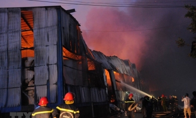 TP. HCM: Cháy lớn trong Khu công nghiệp Vĩnh Lộc, hàng trăm cảnh sát dập lửa