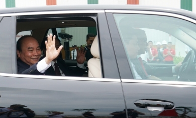 Thủ tướng Nguyễn Xuân Phúc trải nghiệm ô tô VinFast do ông Phạm Nhật Vượng cầm lái